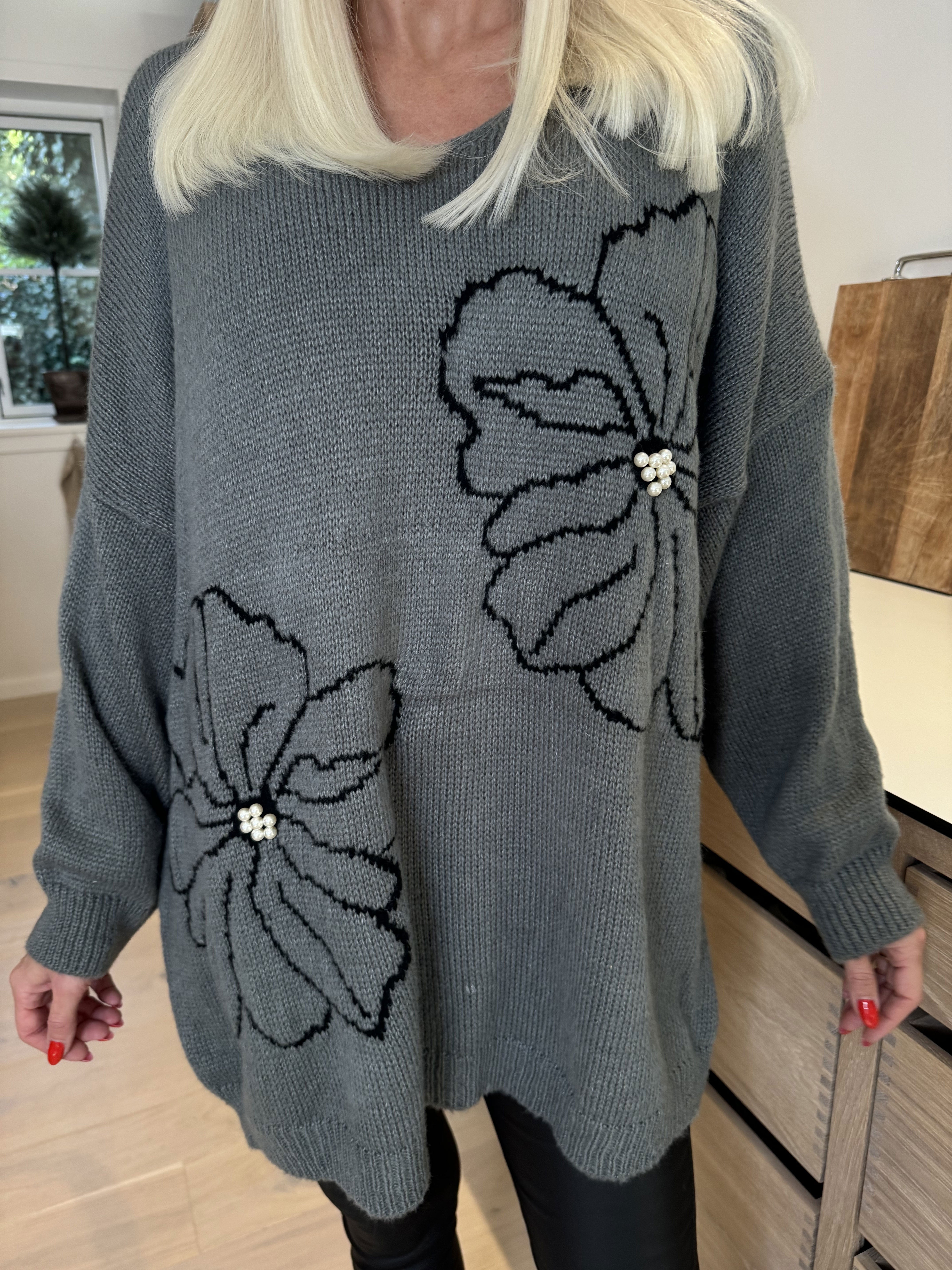 Delores - Stickad blus med blommotiv och pärlor